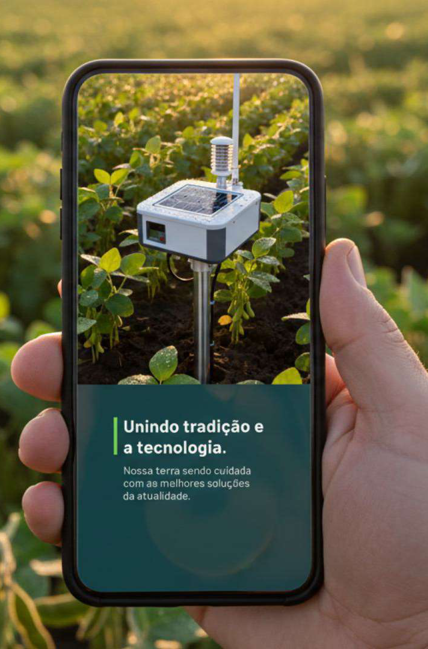 Produtor usando o app GADU33 no campo, ao lado de uma estação de monitoramento